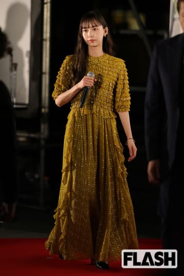 井桁弘恵、ロックなスタイルで細ウエスト“チラ見せ”ショットにファン歓喜…地元・福岡凱旋で写真展開催に高まる期待