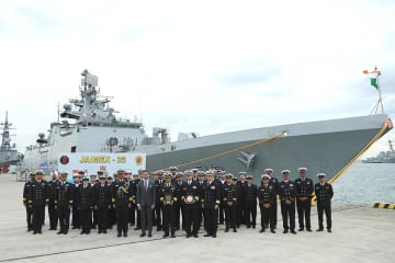 インド海軍フリゲート「サヒヤードリ」が横須賀に入港　海自護衛艦「まや」乗員と朝ヨガで交流へ