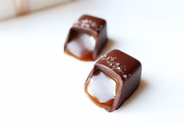 フランズ チョコレート25年バレンタイン、チョコからフィリングが“とろ～り”溢れる「ソルトキャラメル」