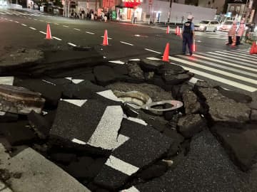 横浜、川崎で猛烈な雨　「マンホールが吹き飛んだ」港北区で道路陥没　中原区などでは浸水か