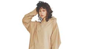 【明日なに着る？】秘訣は色み「キレイめな服装にもなじむ」メンズのベージュフーディ