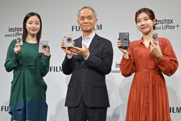 チェキから自撮りミラーがなくなった？「instax mini LiPlay+」発表会レポート　広瀬すずさん、福田麻貴さんが撮影体験