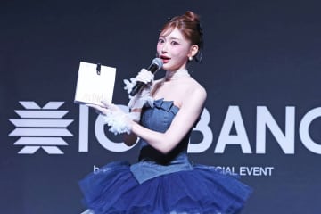 明日花キララ　奇抜なパリコレドレスで登場「デニムのドレスというのを昔から作りたくて」