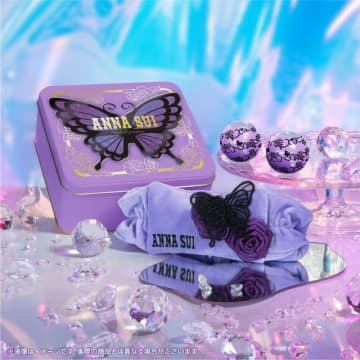 「ANNA SUI」キラキラときめきMAXのバスボールが！アナ・スイ女史監修のティーローズの香り＆限定ヘアバンド付きセットも