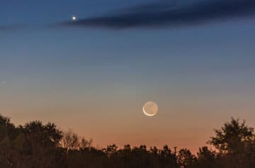 夜明けの空に輝く金星と月、幻想的な共演　中国黒竜江省