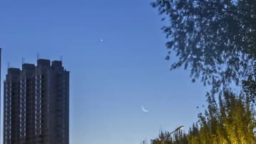 夜明けの空に輝く金星と月　幻想的な共演　中国黒竜江省