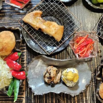 カレイの煮付けも良いけど、これも美味！香ばしい香り！凄い脂のってる〜！サメガレイの塩焼き！