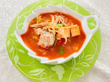 ご飯にもパンにも合う「サバ缶トマトスープ」