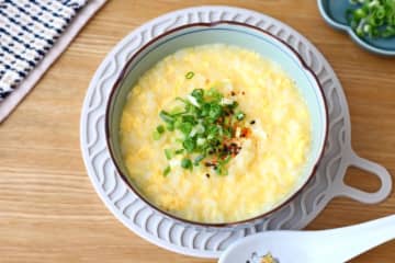 レンジだけで極上！5分でできる「白だしチーズたまご雑炊」