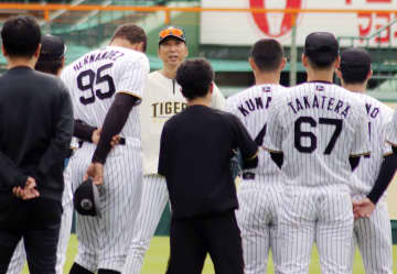 阪神、藤川監督「自然体で」　日本シリーズへ練習