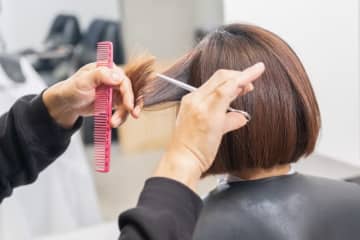 失礼すぎる！美容師に「今の部署ではお払い箱って感じかな」と言われ絶句　屈辱を忘れられない女性