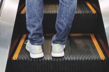 どんな状況？ 彼氏の“エスカレーターの乗り方”がクセ強すぎてドン引き　周囲にも迷惑すぎて別れた女性