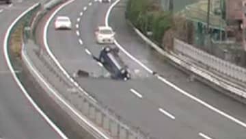 中央道上りで軽自動車が中央分離帯に接触し横転　40代の運転手の男性が右足を骨折する重傷