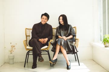 Netflixシリーズ『匿名の恋人たち』　大反響を祝し小栗旬×ハン・ヒョジュの《カップルフォト》が到着！