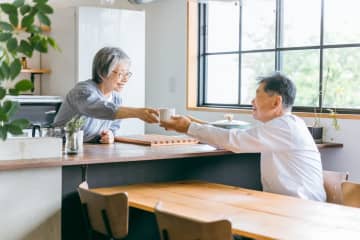 2000万円の資産を持つ40代と、1000万円台の60-70代で幸福度はほぼ同じ　老後の資産形成のポイントは？