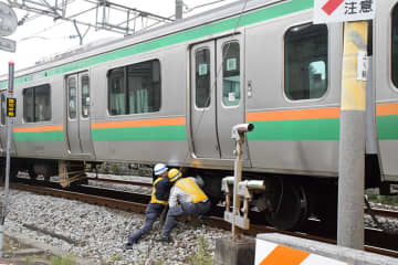 まさか…JR高崎線で運転見合わせ　車の54歳女性、ブレーキを誤ったか…踏切の遮断機を突き破った車、電車と衝突し大破　最大3時間54分遅れ　電車の妻、夫に連絡「大きな揺れが」