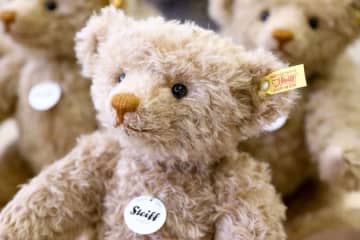シュタイフの「テディベア」が、フェイラーのハンカチになった！限定コラボに「かわいすぎ」。どこで買える？
