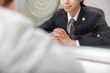 「知らないうちに服を脱がされた」公然わいせつ罪問われた被疑者の弁解　弁護人は本当に信じている？