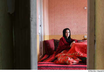灰の中で枯れることなく咲く花のように。林典子写真展「In the Ashes, She Blooms − Portraits of Afghan Women」