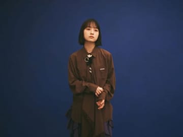 TOMOO、新アーティスト写真公開 ニュー・アルバム『DEAR MYSTERIES』より「餃子」先行配信開始