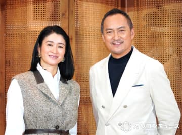 渡辺謙＆小雪、ブランド創始者の止まらない“熱弁”見守る　会場爆笑　銀座でリボンカット出席