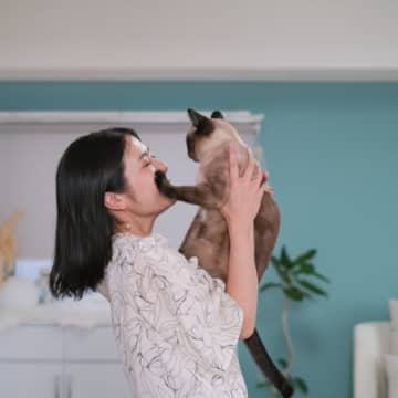猫が『触られたくない』ときにみせるサイン5つ　嫌がる理由から取るべき対処法まで