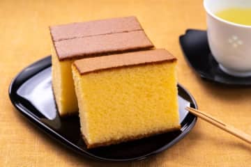 福砂屋の「カステラ」と近沢レースのコラボハンカチを再販。カステラ柄のレースが「可愛すぎ」と話題。どこで買える？