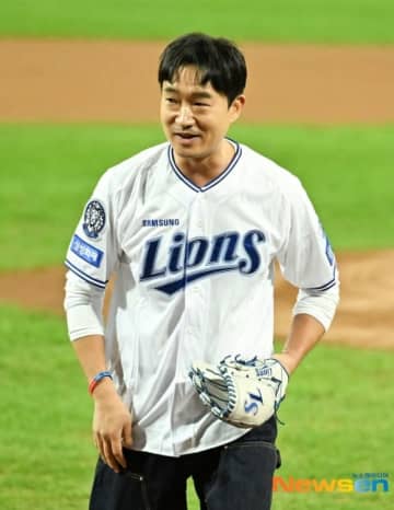 【PHOTO】チョ・ウジン、始球式に登場…力強い投球を披露