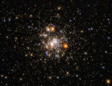 可憐に輝く球状星団　ハッブル宇宙望遠鏡が観測した「NGC 6717」