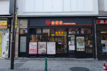 【食レポ】吉野家がラーメンブランドと初コラボした「とんこつ醤油牛鍋膳」1,017kcalを食す! とんこつの旨味と醤油の塩気がガツンと効いたスープに具材たっぷり! にんにくマシマシだれでお替り無料ご飯と相性抜群に!