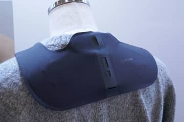 パナの肩こり改善家電コリコランが進化　仕事中もこっそり使える