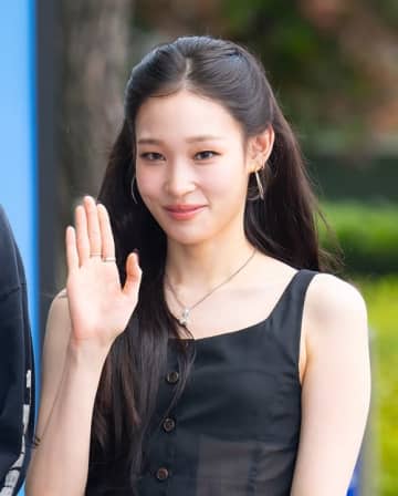 特権？実力？　デビュー5カ月のお嬢新人が“韓国の紅白歌合戦”でレジェンドの後継者に抜擢され賛否