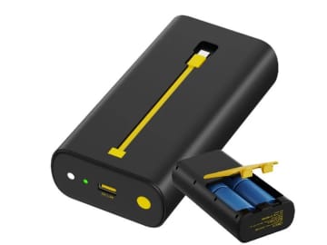 災害時に便利な乾電池式のUSB充電器。LEDライトも内蔵