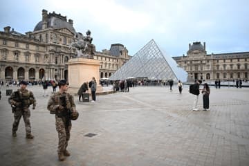仏ルーブル、盗難被害154億円　王族らの歴史的宝飾品