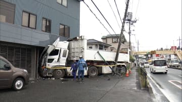 「地震かと思った」大型トラックが中央分離帯乗り越え対向車と衝突…４台絡む事故　2人搬送も意識あり　埼玉・朝霞市