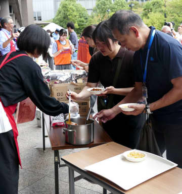 備蓄用レトルトカレーの試食も ハウス食品グループ本社が防災の取り組み紹介