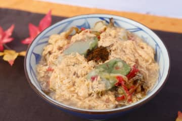 【丸亀製麺】各都道府県の食材を生かした47種類の完全新作うどん『わがまちうどん47』発表！上戸彩も目がくぎづけ「それぞれの地域のおいしい食材を使ってる感じ」