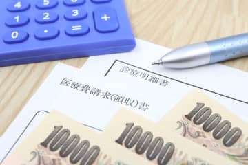 76歳の父の“窓口の負担額”が「8000円→1万円」に増えていました。前月と同じ治療ですが、物価が上がったせいで“医療費も値上がり”したのでしょうか？ 窓口負担が増えた理由とは