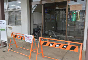 桜川市庁舎車突入　容疑の男、市に不満か　茨城