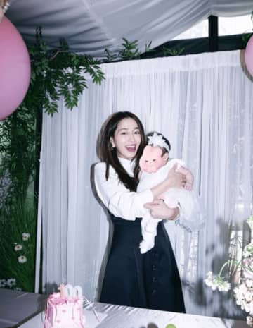 “イ・ビョンホンの妻”女優イ・ミンジョン、娘の百日祝いの写真を初公開「元気に可愛く育ってね」