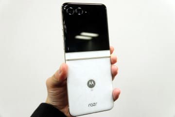 ドコモ、「motorola razr 50d」をAndroid 15にアップデート