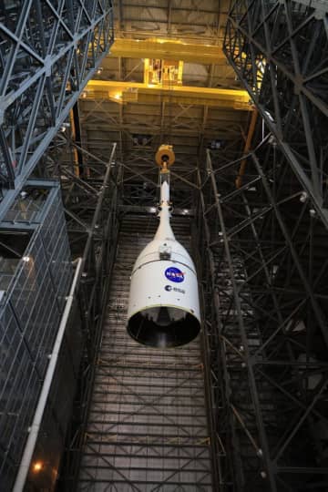 NASA、「アルテミス2」の宇宙船オリオンをロケットに搭載–半世紀ぶりの月にまた一歩近づく
