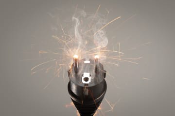 コンセントから火花が飛び散る原因とは？放置すると危険なサインを解説
