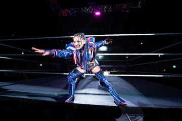 【WWE】“美しき狂気”ジュリアがNXT時代のライバル・ロクサーヌを沈め両国で女子US王座連続防衛に成功