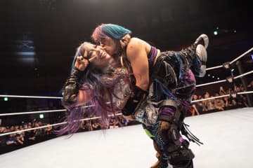 【WWE】伝説のASUKA皇后＆Kairi皇女が両国で凱旋勝利！“カブキ・ウォリアーズ”が前日の雪辱を果たし、合体技で絆を再証明