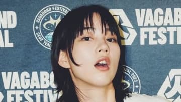 「いつもと違う雰囲気」のん ピタッと“ちびＴ”でへそ出し！「ぐねぐねネクタイ」巻いた台湾音楽フェスでのクールな衣装姿に「ロックだね」「かっこいい」