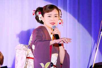 石原詢子、浅草でデビュー37周年記念ディナーショーを開催！　三浦和人との初コラボ曲『恋雨〜KOISAME〜』、詩吟・詩舞を披露