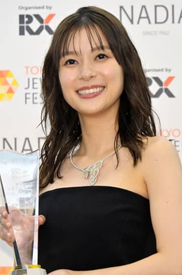 芳根京子「この度初めての…」報告にSNS沸く「本当に驚きました」「え！え！え！え！え！！！！！」