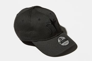 キコ・コスタディノフ×ニューエラ、モードな“オールブラック”キャップ