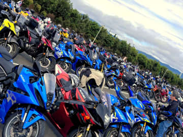 シリーズ40周年記念の「第2回GSX-S/Rミーティング」に2,000人超が来場！ サプライズイベントとして「あのマシン」も登場⁉